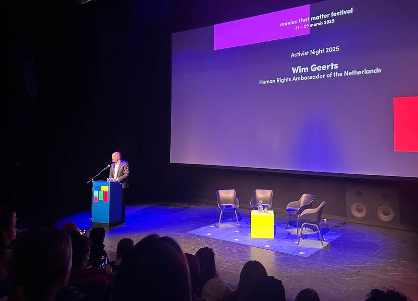 Mensenrechtenambassadeur Wim Geerts houdt een toespraak op het Movies that Matter Fimfestival in Den Haag.