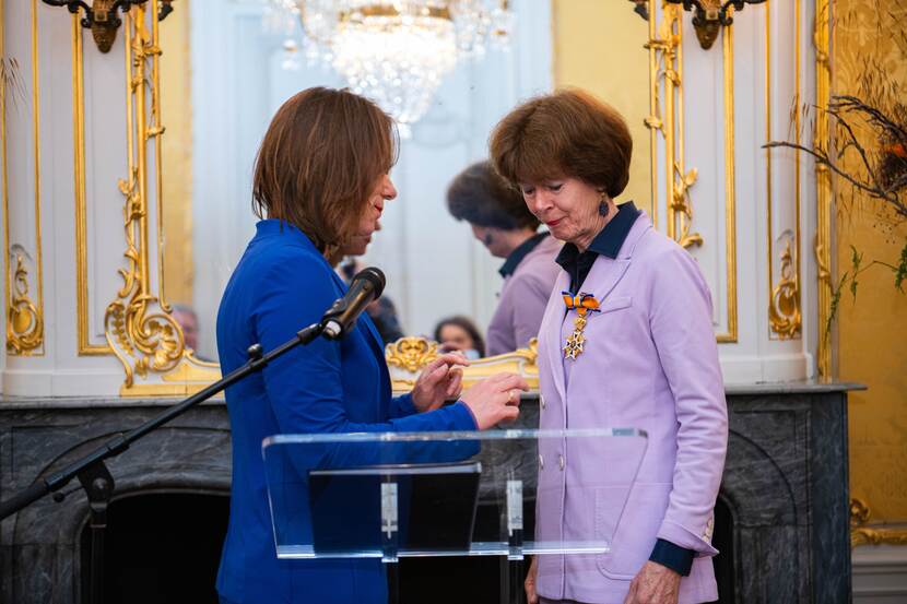 Renée Jones-Bos ontvangt een lintje van minister Hanke Bruins Slot.
