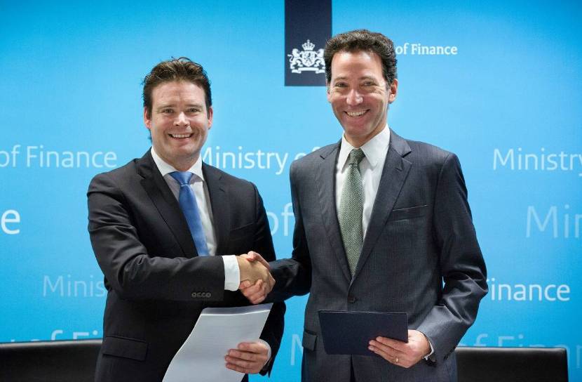 Staatssecretaris Frans Weekers en Chargé d'Affaires Adam Sterling van de Amerikaanse ambassade na de ondertekening van de FATCA overeenkomst