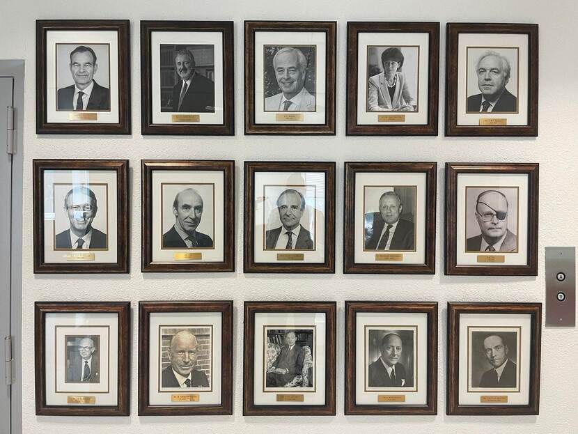 Renée was Nederlands eerste vrouwelijke ambassadeur in Washington DC. Hier hangt haar portret tussen een groot deel van haar mannelijke voorgangers en opvolgers.